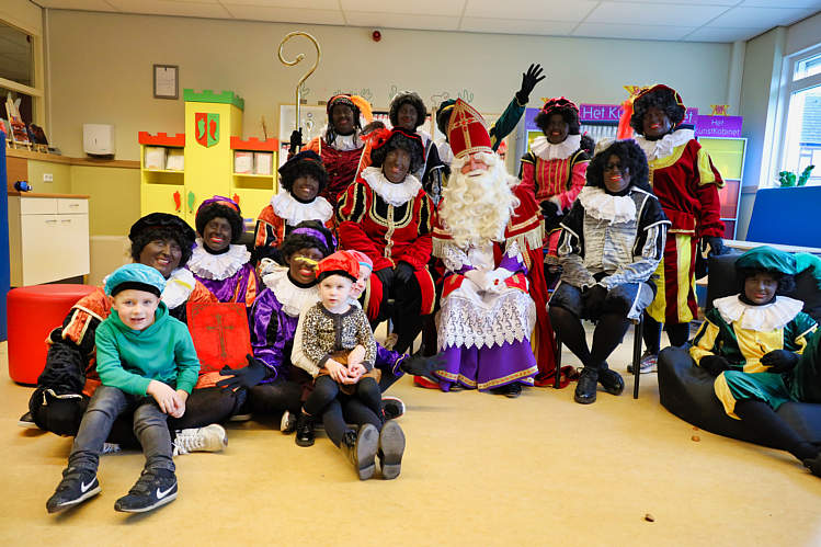 Aankomst van de Sint en zijn Zwarte Pieten in Waarder_131